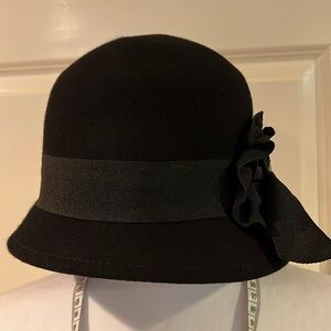Goorin Bros cloche hat with black bow S/M